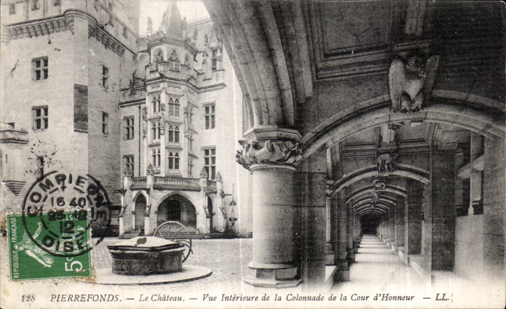 CPA Pierrefonds Le Chateau Vue Interieure de la Colonnade de la Cour d Honneur