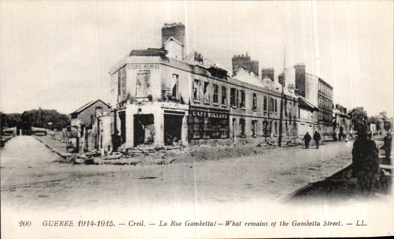 CPA Guerre Creil la Rue Gambetta What remains of the Gambetta Street Militaria