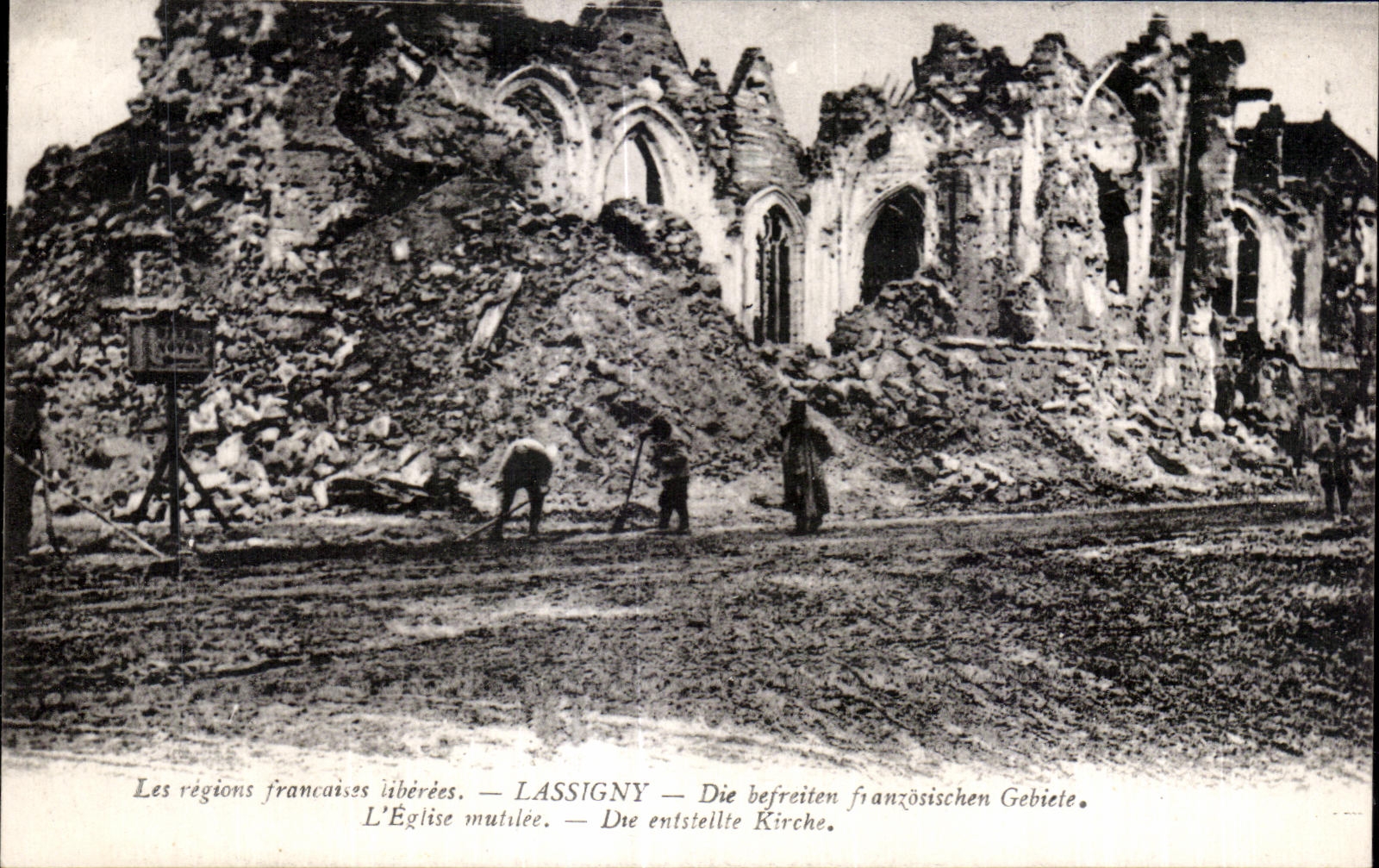 CPA Lassigny L eglise mutilee Militaria
