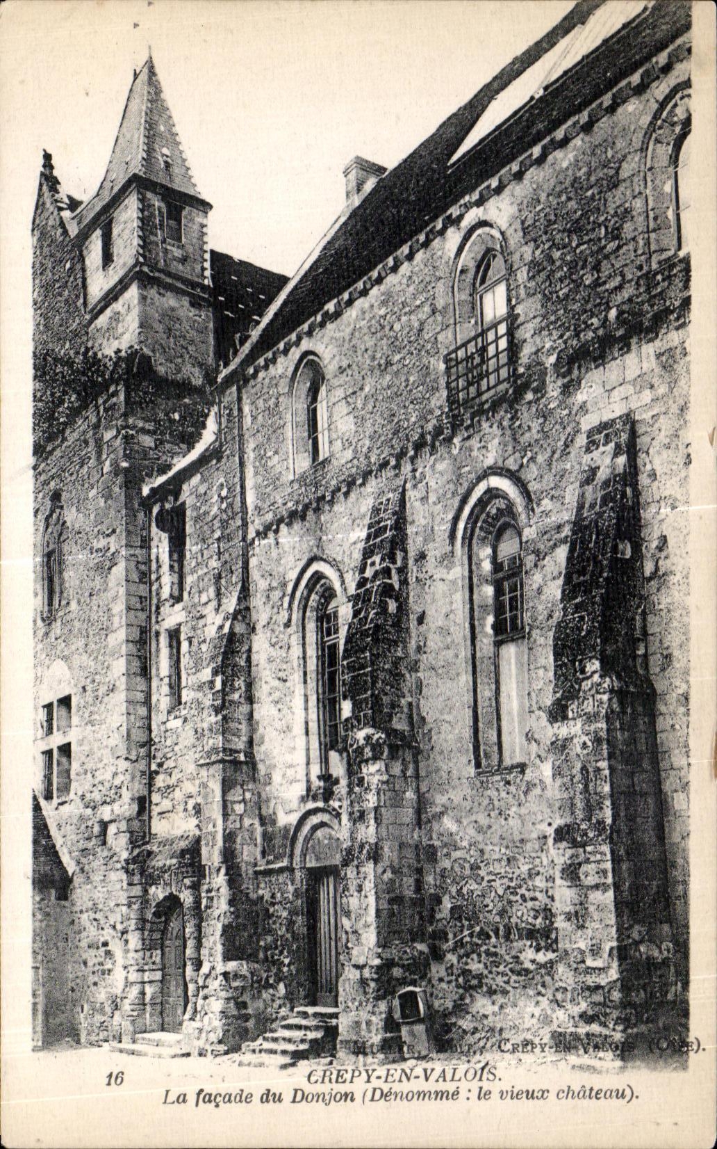 CPA Crepy En Valois La facade du Donjon (Denomme le vieux chateau)