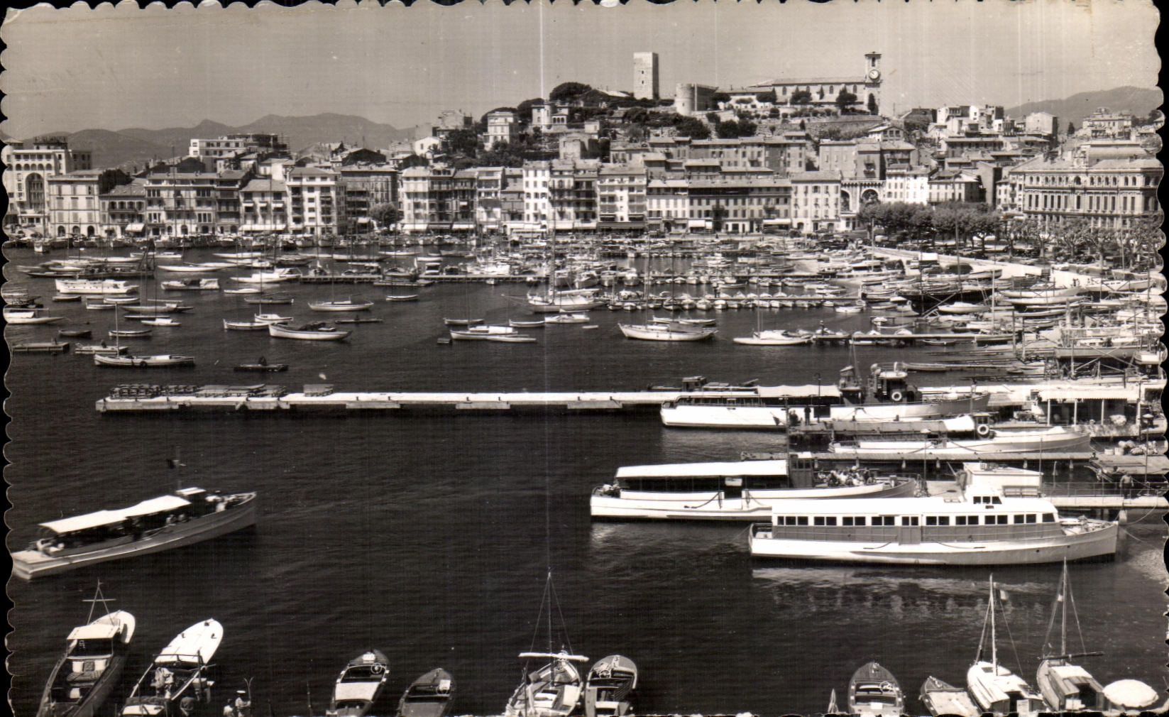 CPA La Cote D Azur Cannes Le port et le Suquet vus du Casino municipal