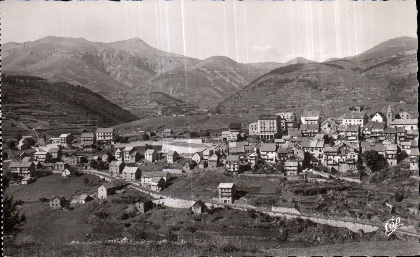 CPA Beuil Vue generale et le Mont Mounier