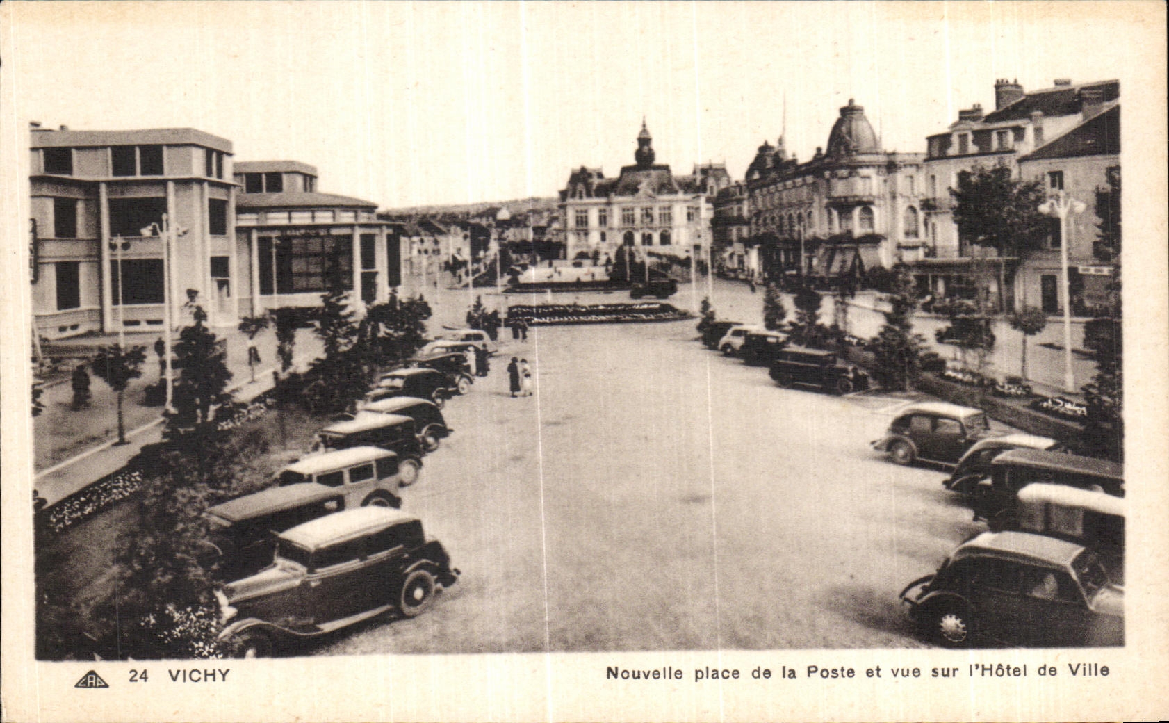 CPA Vichy Nouvelle Place de la Poste et vue sur I Hotel de Ville