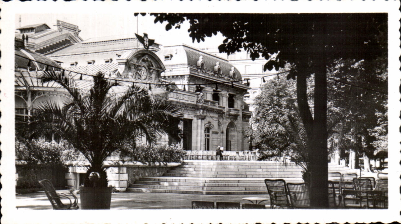 CPSM Vichy Le casino cote du theatre