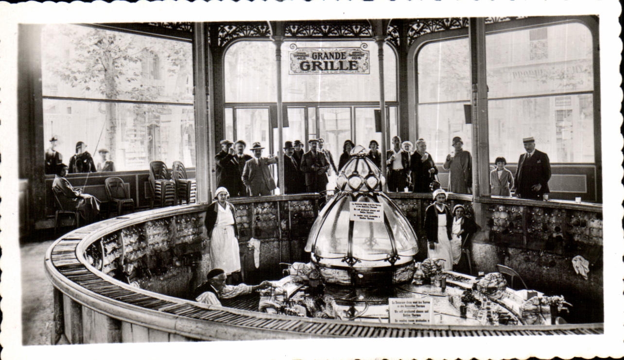 CPSM Vichy Source de la grande grille