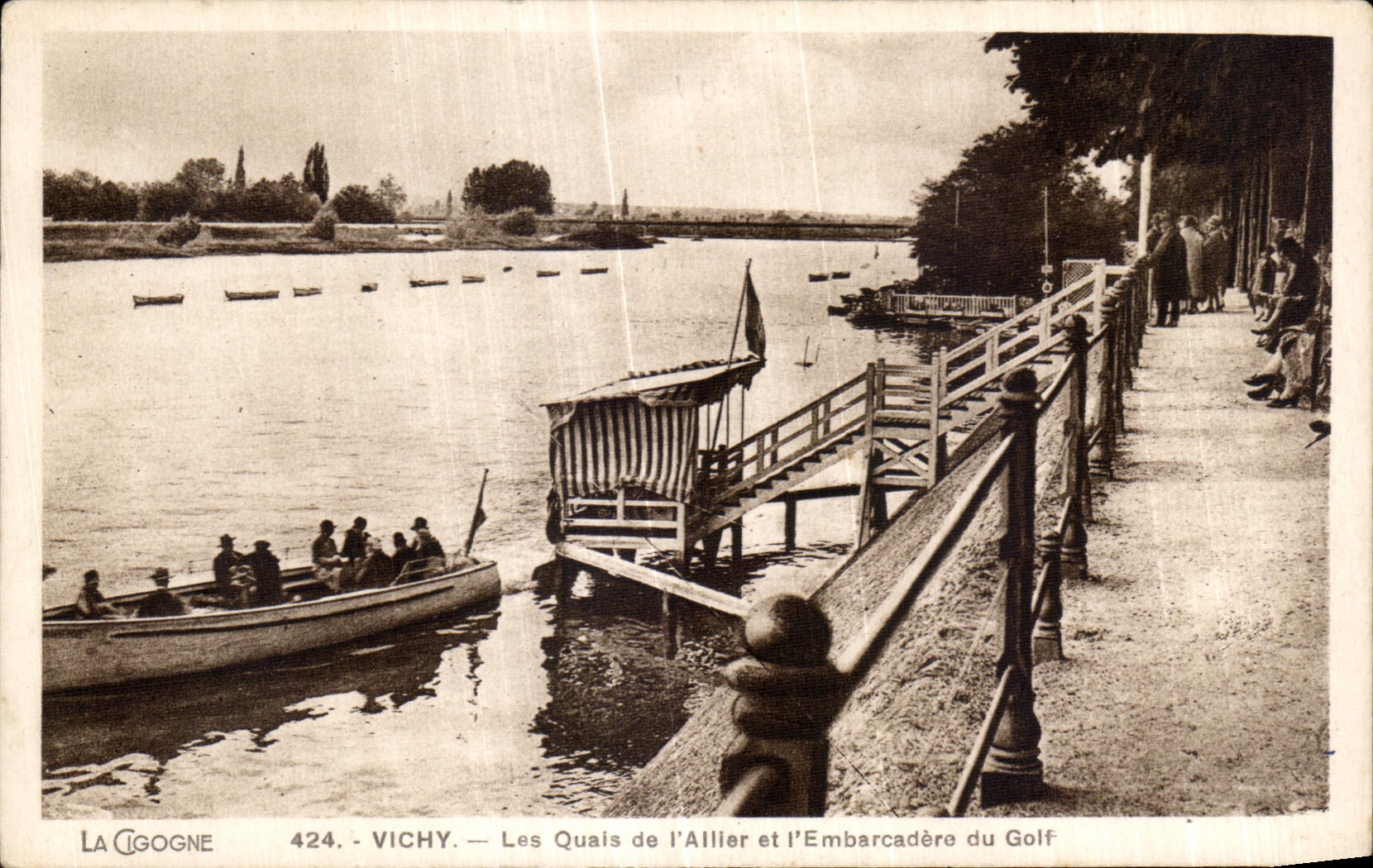 CPA Vichy Les Quais de I Allier et I Embarcadere du Golf