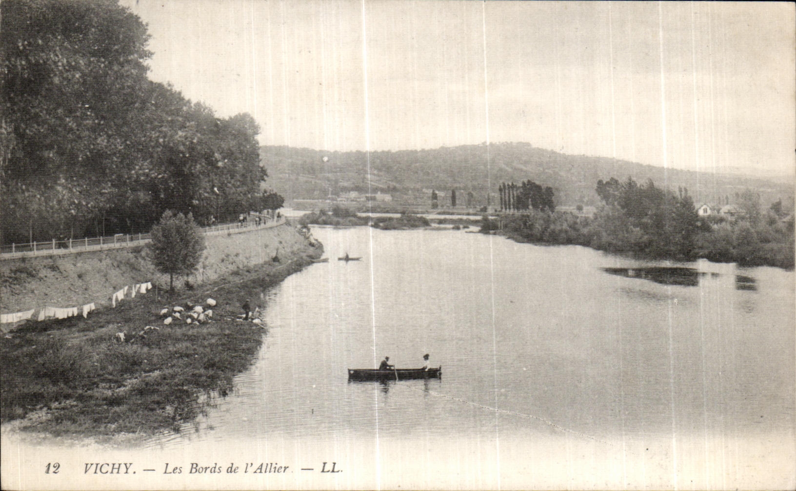 CPA Vichy Les Bords de I Allier