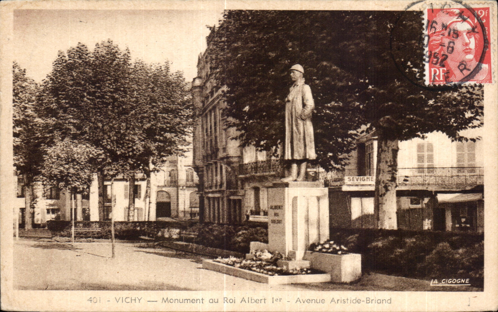 CPA Vichy Monument au Roi Albert 1er Avenue Aristide Briand Militaria