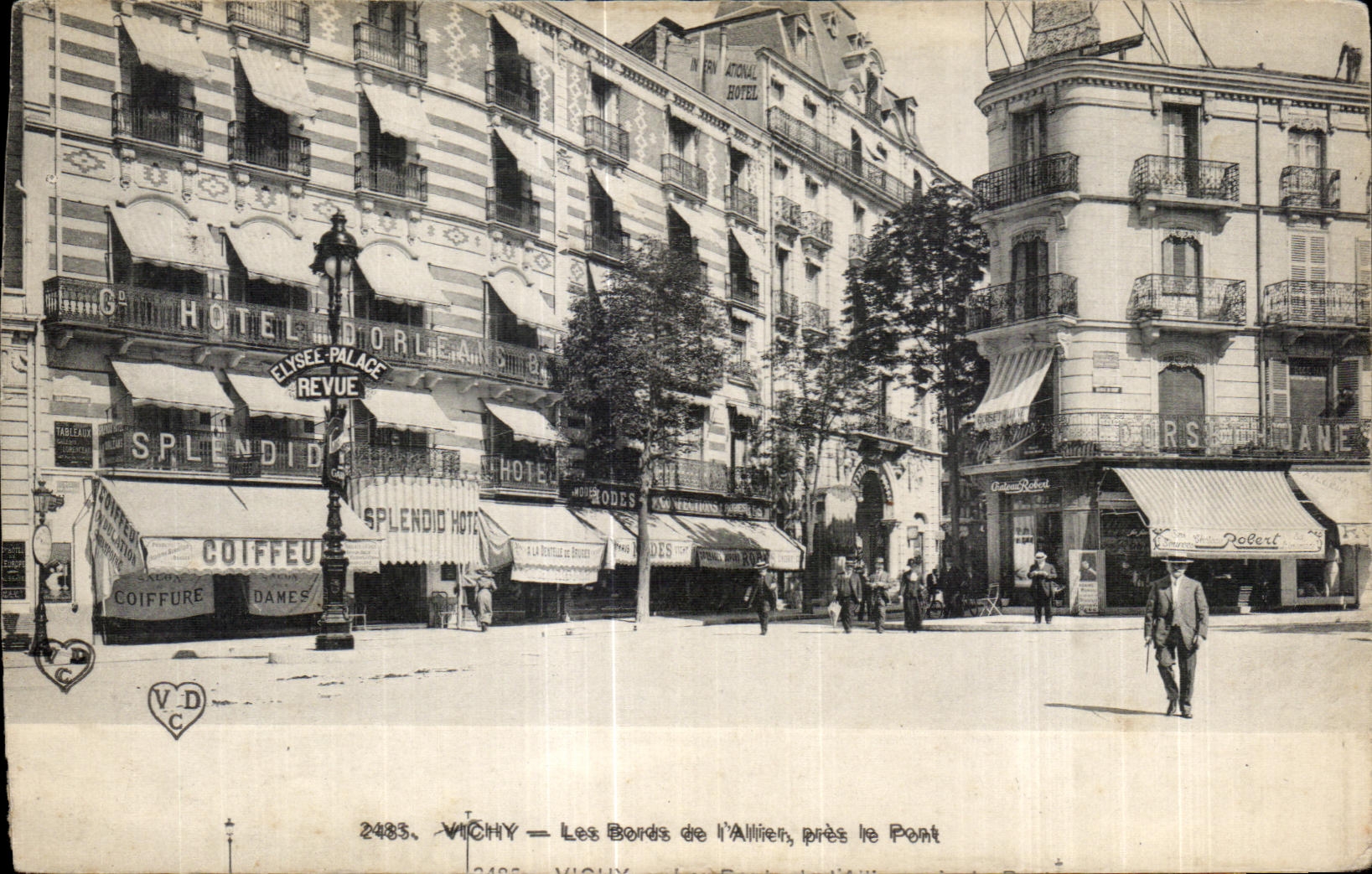 CPA Vichy Les Bords de I Allier pres le Port Coiffeur Hotel d orleans