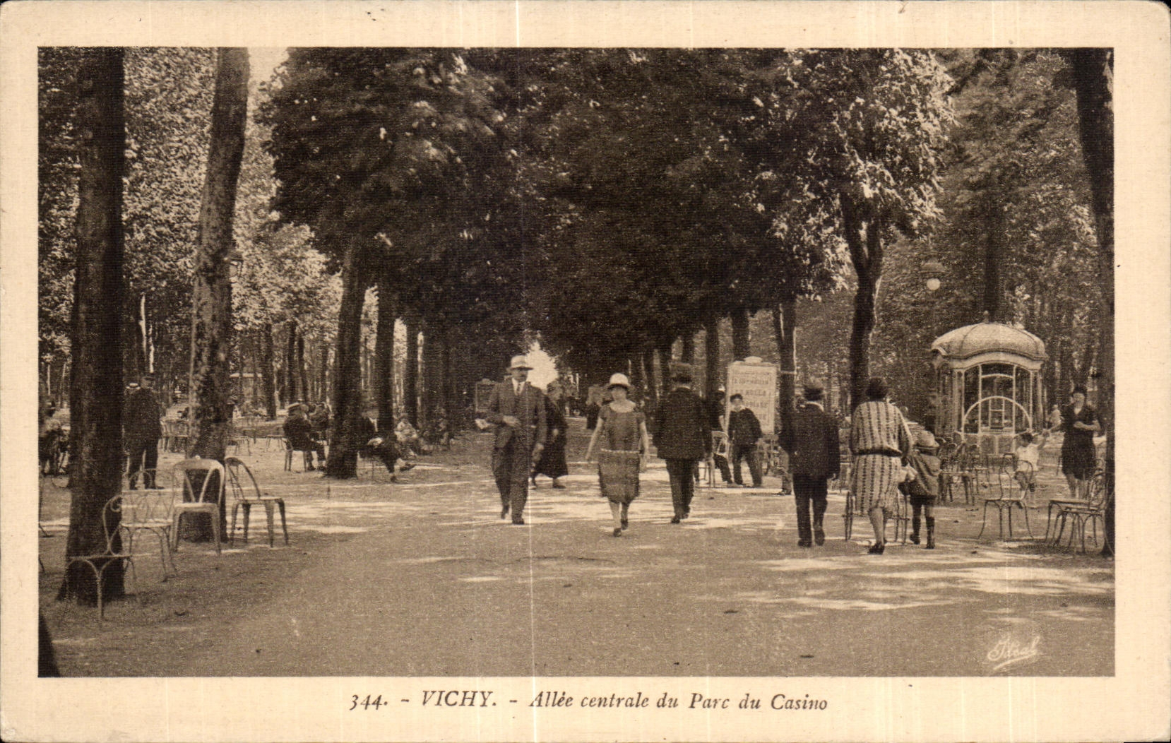 CPA Vichy Allee centrale du Parc du Casino