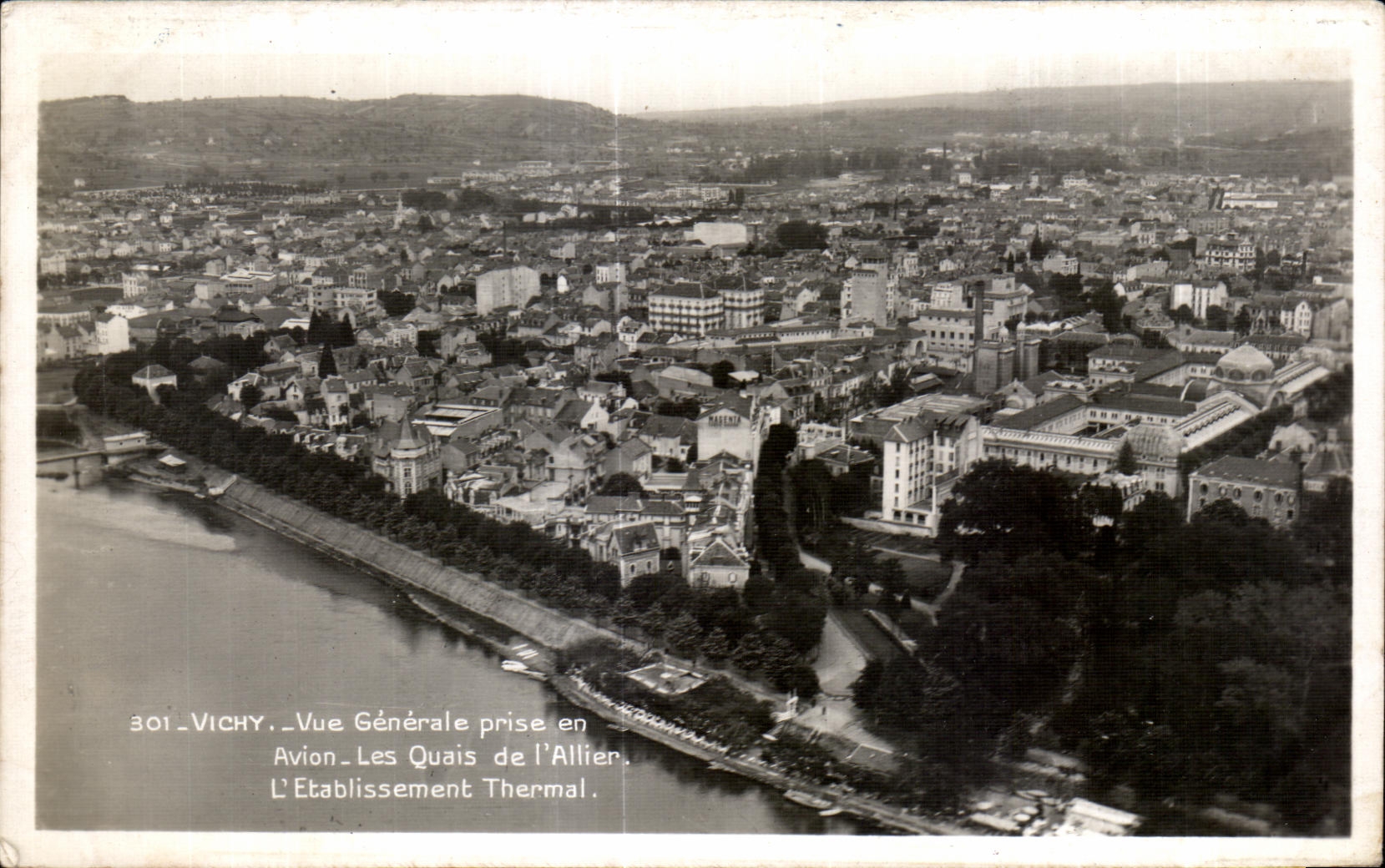 CPA Vichy Vue Generale prise Avion Les Quais de l Allier etablissement thermal