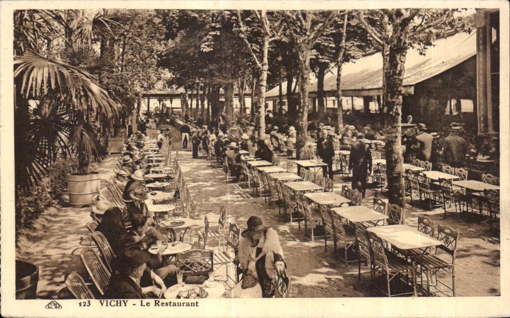 CPA Vichy Le Restaurant