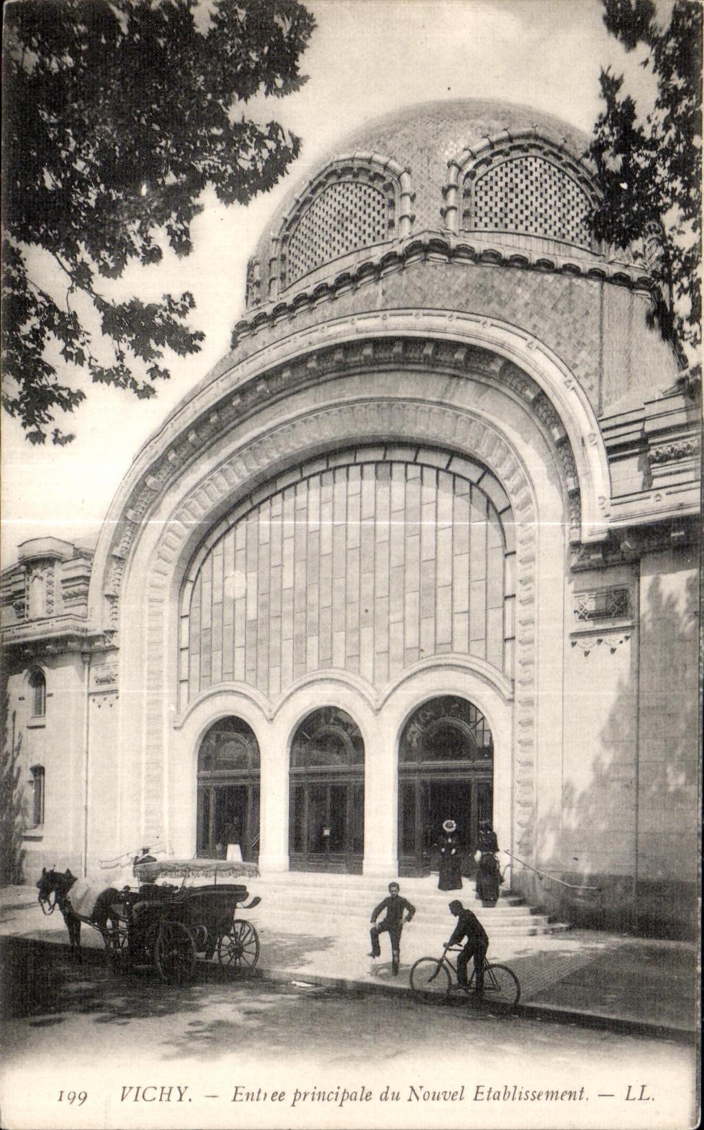 CPA Vichy Entree Principale du Nouvel Etablissement Velo