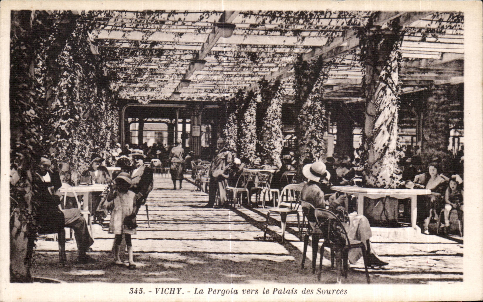 CPA Vichy La Pergola vers le Palais des Sources