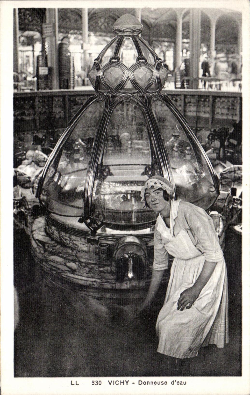 CPA Vichy Donneuse d eau