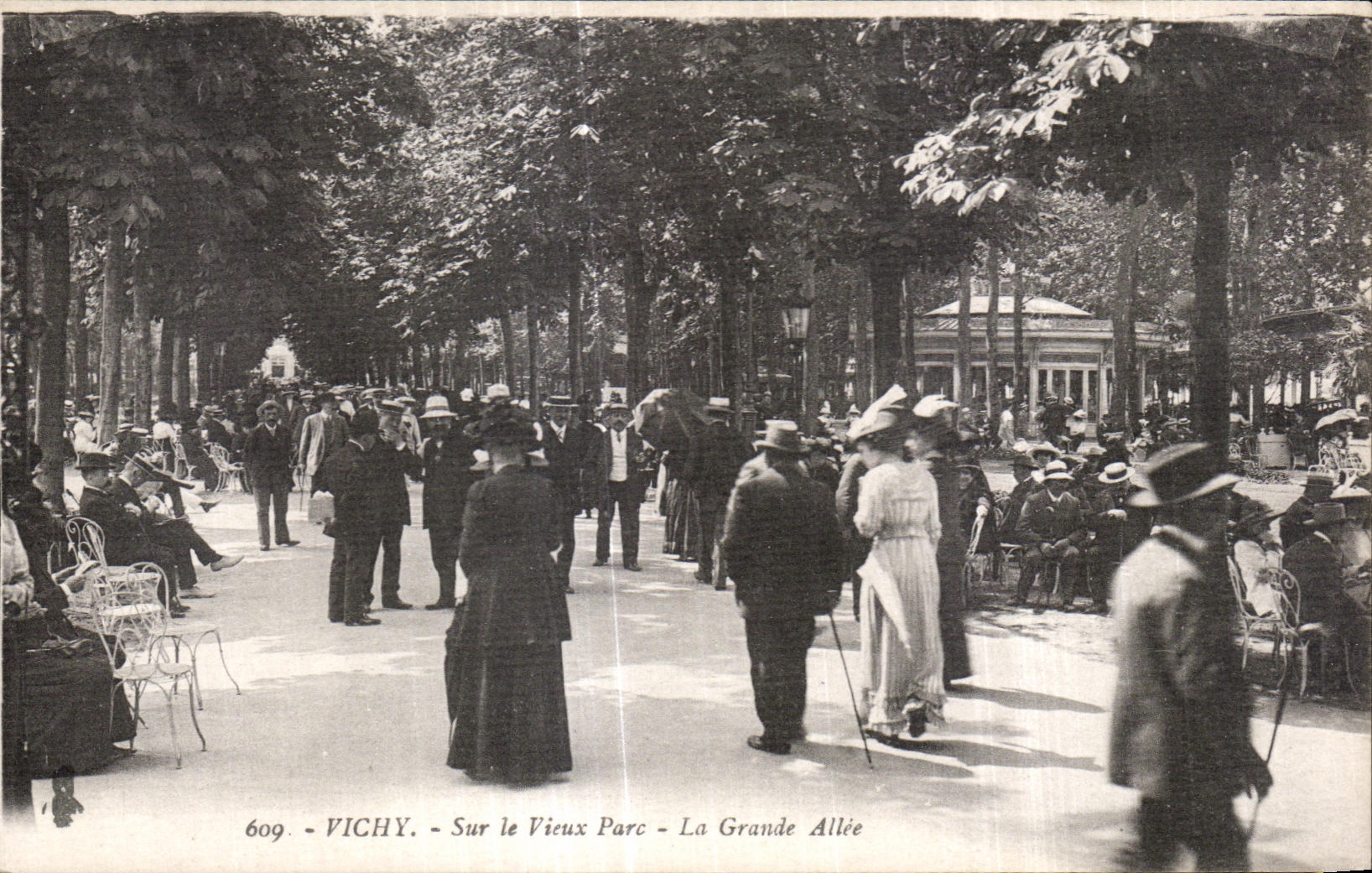 CPA Vichy Sur le Vieux Parc La Grande Allee