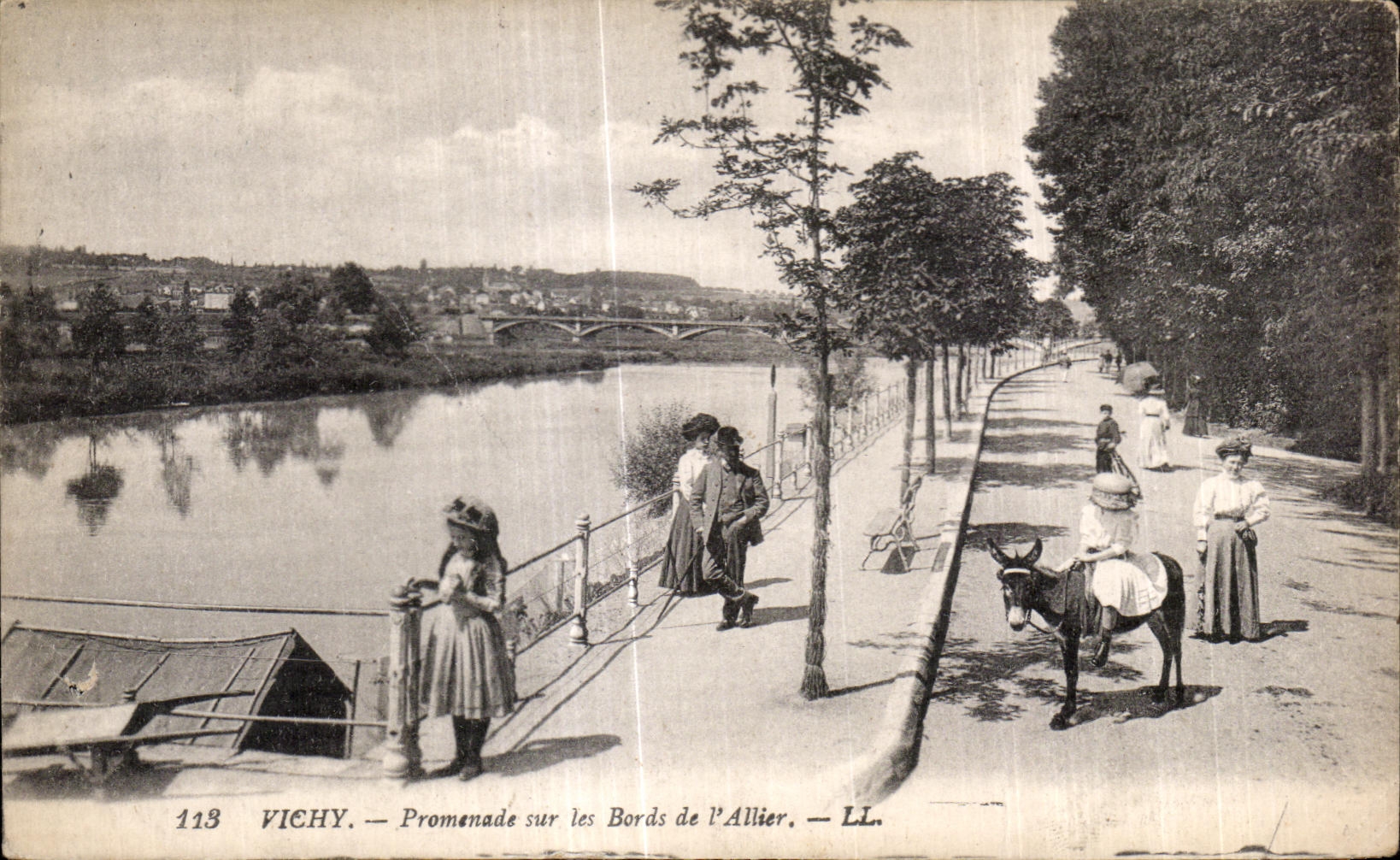 CPA Vichy Promenade sur les Bords de l Allier Ane Donkey