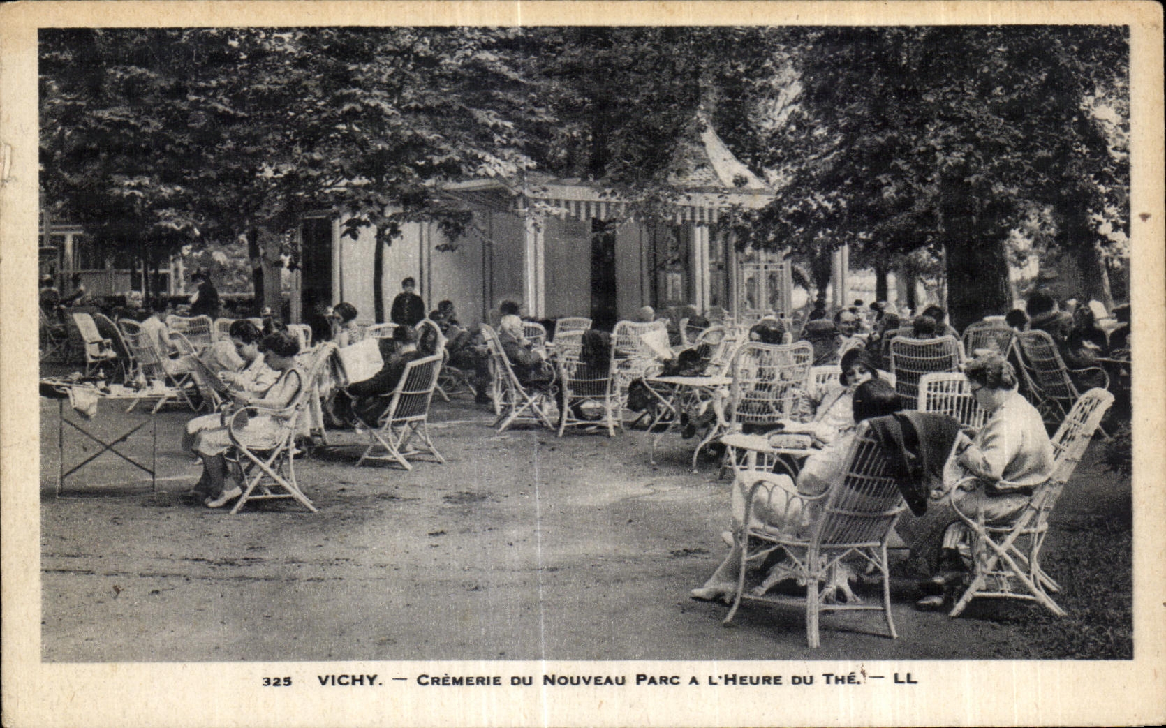 CPA Vichy Cremerie du Nouveau Parc a L Heure du the