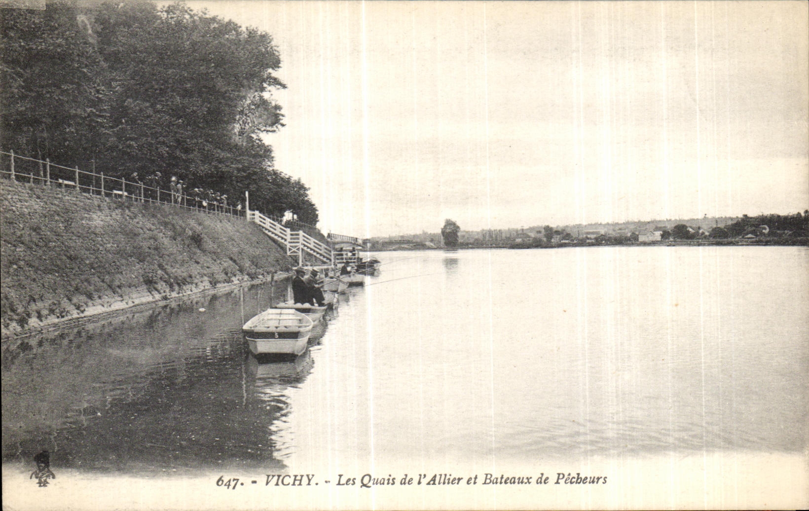 CPA Vichy Les Quais de I Allier et Bateaux de Pecbeurs