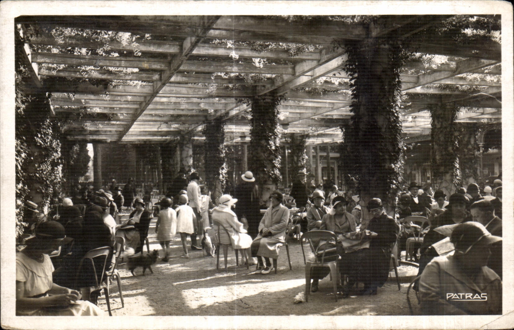 CPA Les Coins de France Vichy Sous les Pergolas