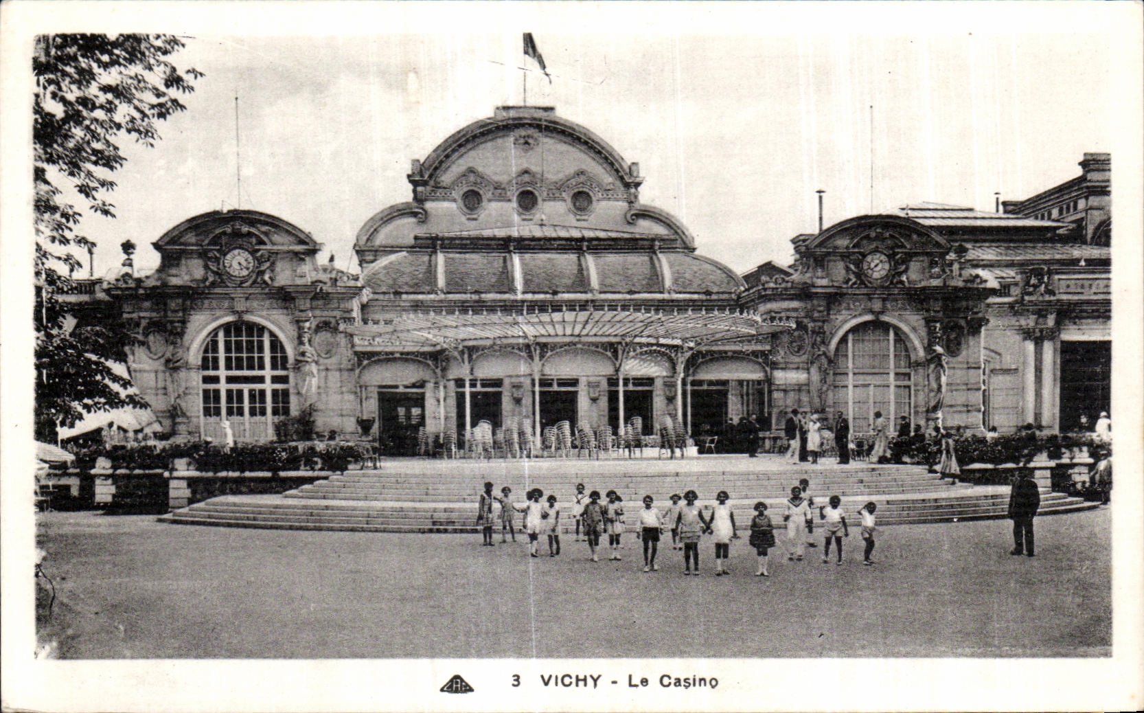 CPA Vichy Le Casino Enfants