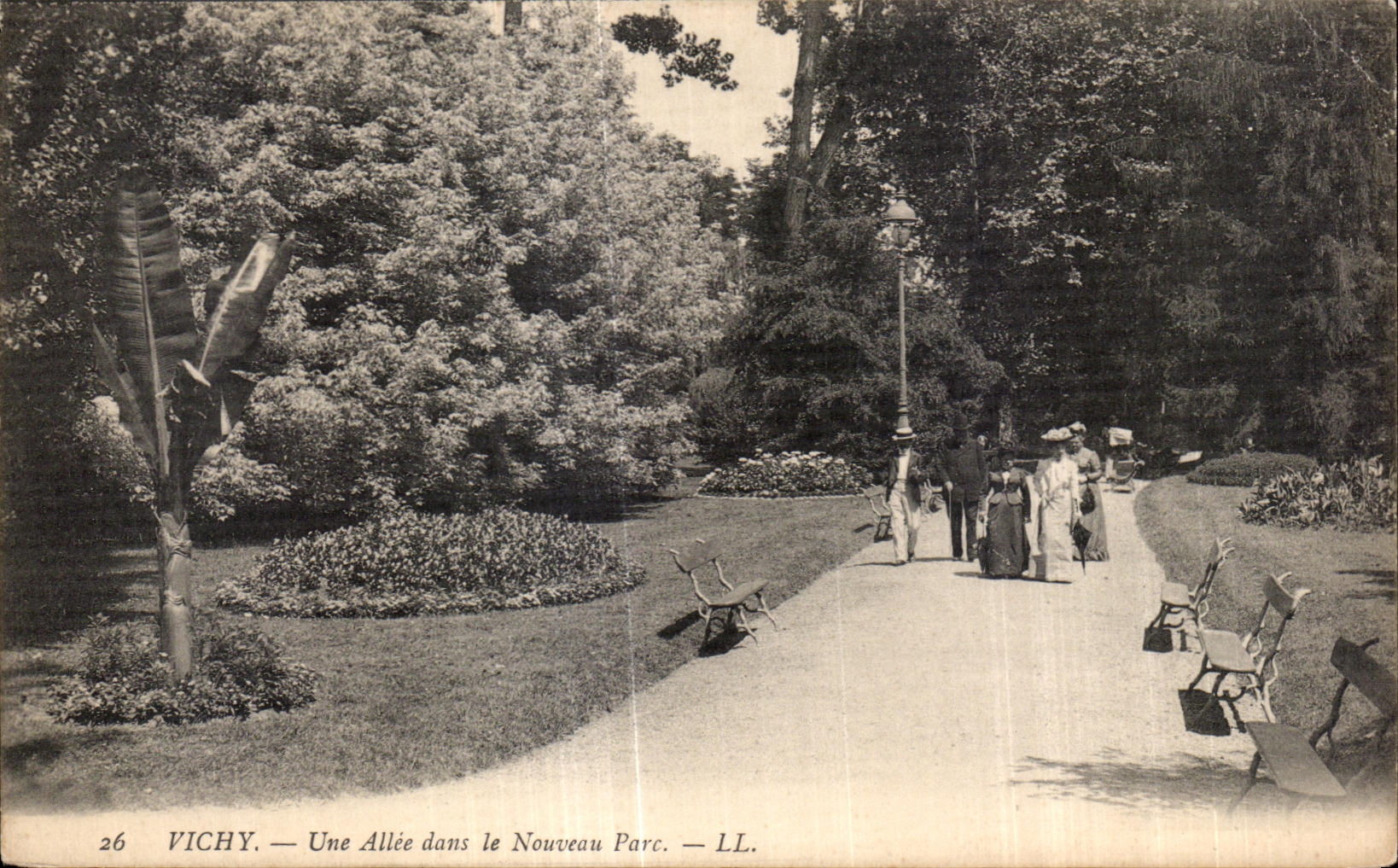 CPA Vichy Une Allee dans le Nouveau Parc