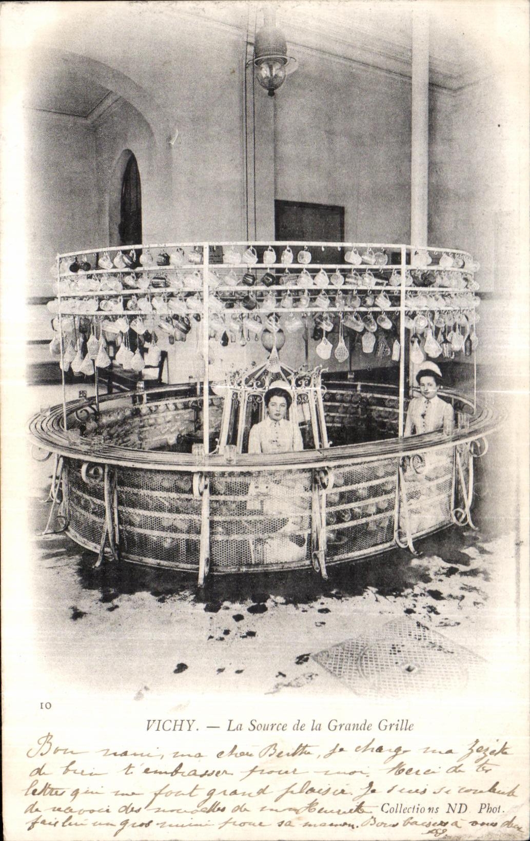 CPA Vichy la Source de la Grande Grille