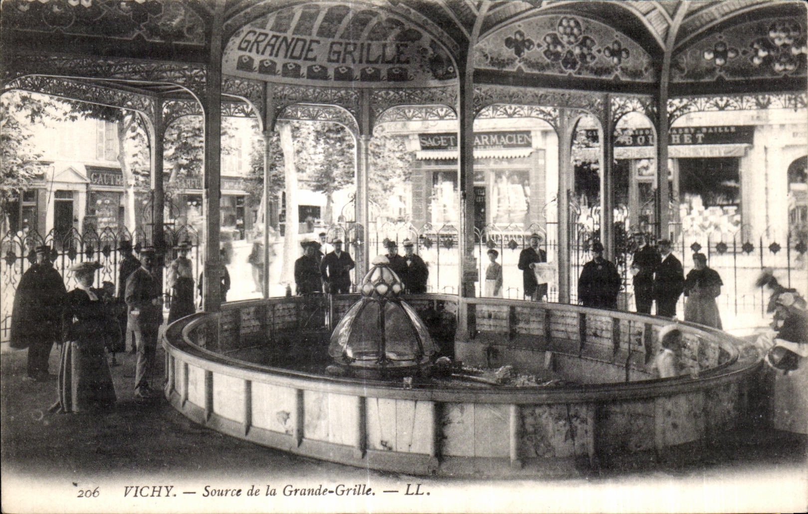 CPA Vichy Souce de la Grande Grille