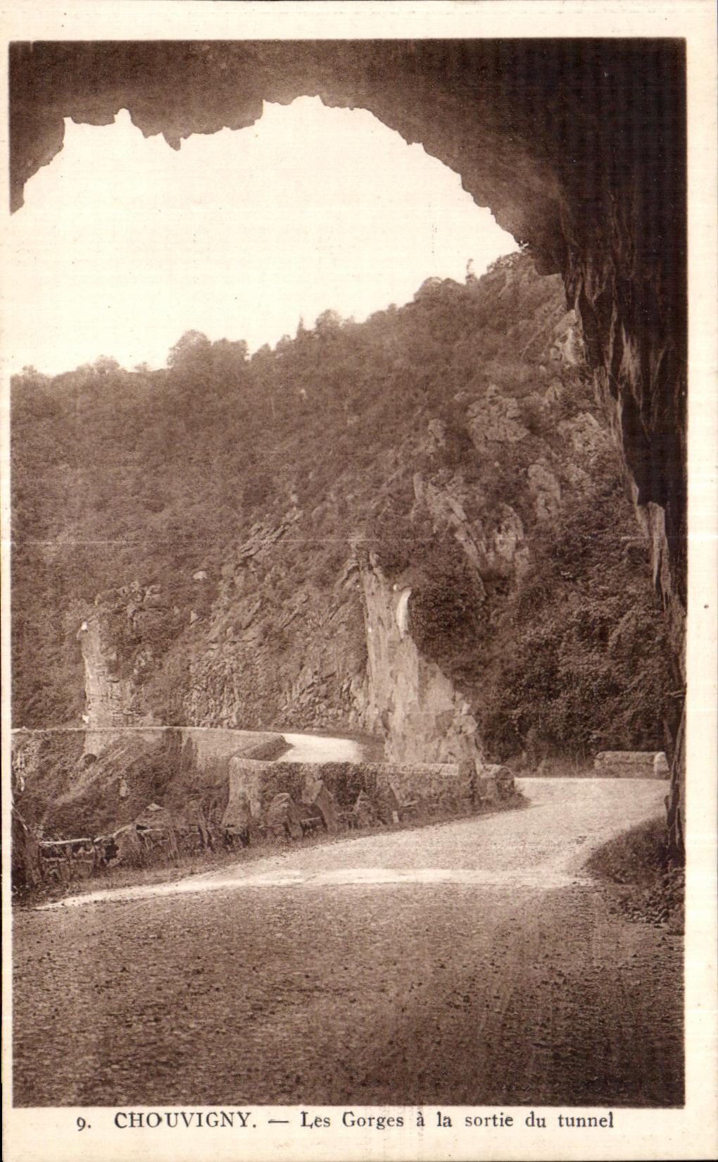 CPA Chouvigny Les Gorges a la sortie du tunnel