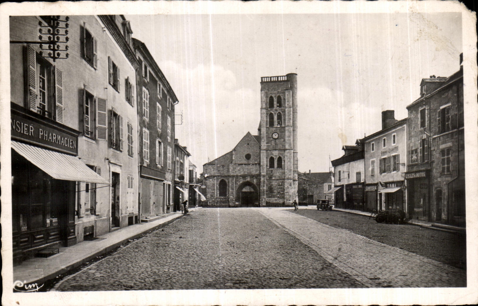 CPA Gannat Place Hennequin et Eglise Ste Croix Pharmacien