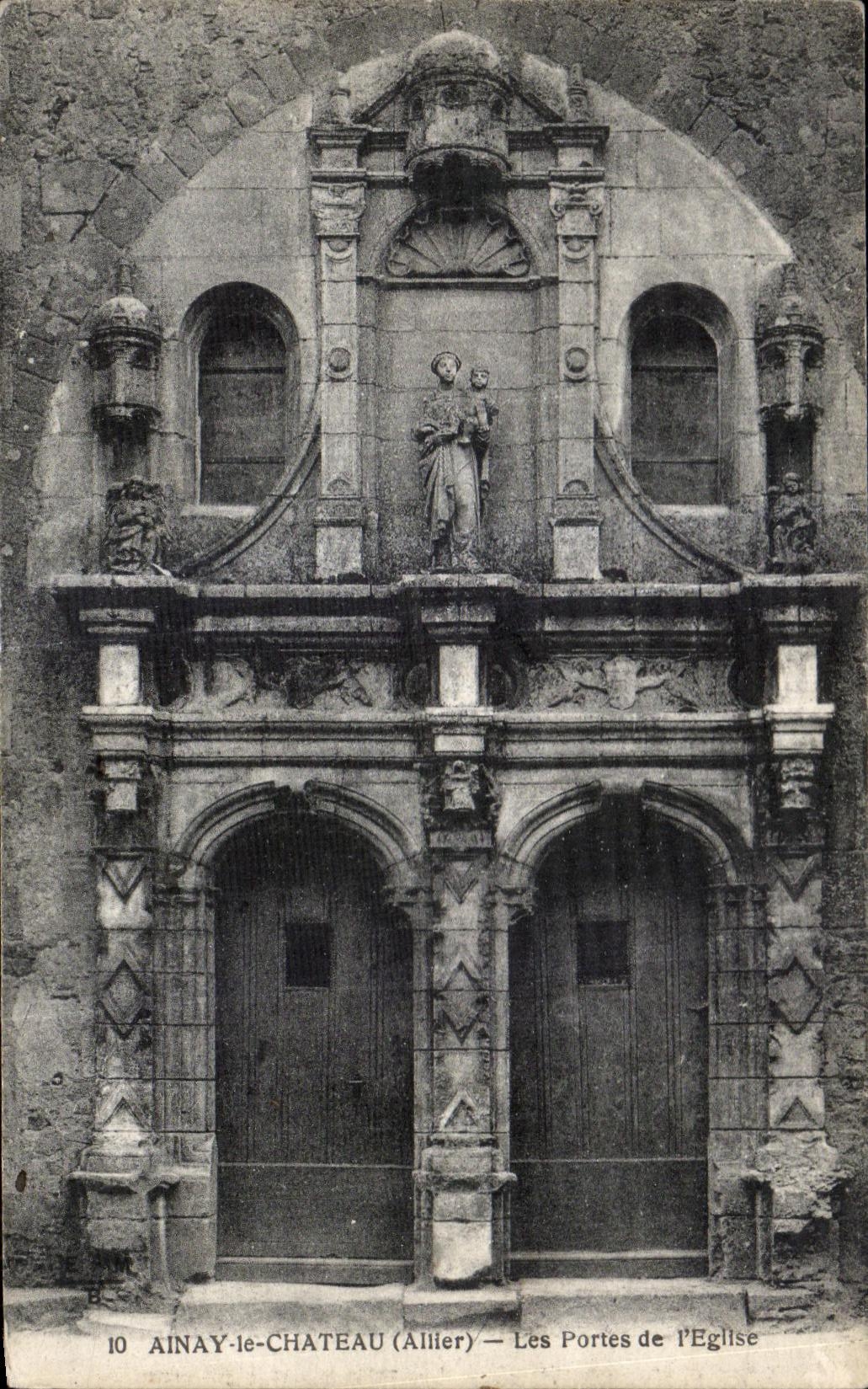 CPA Ainay le Chateau Les Portes de I Eglise