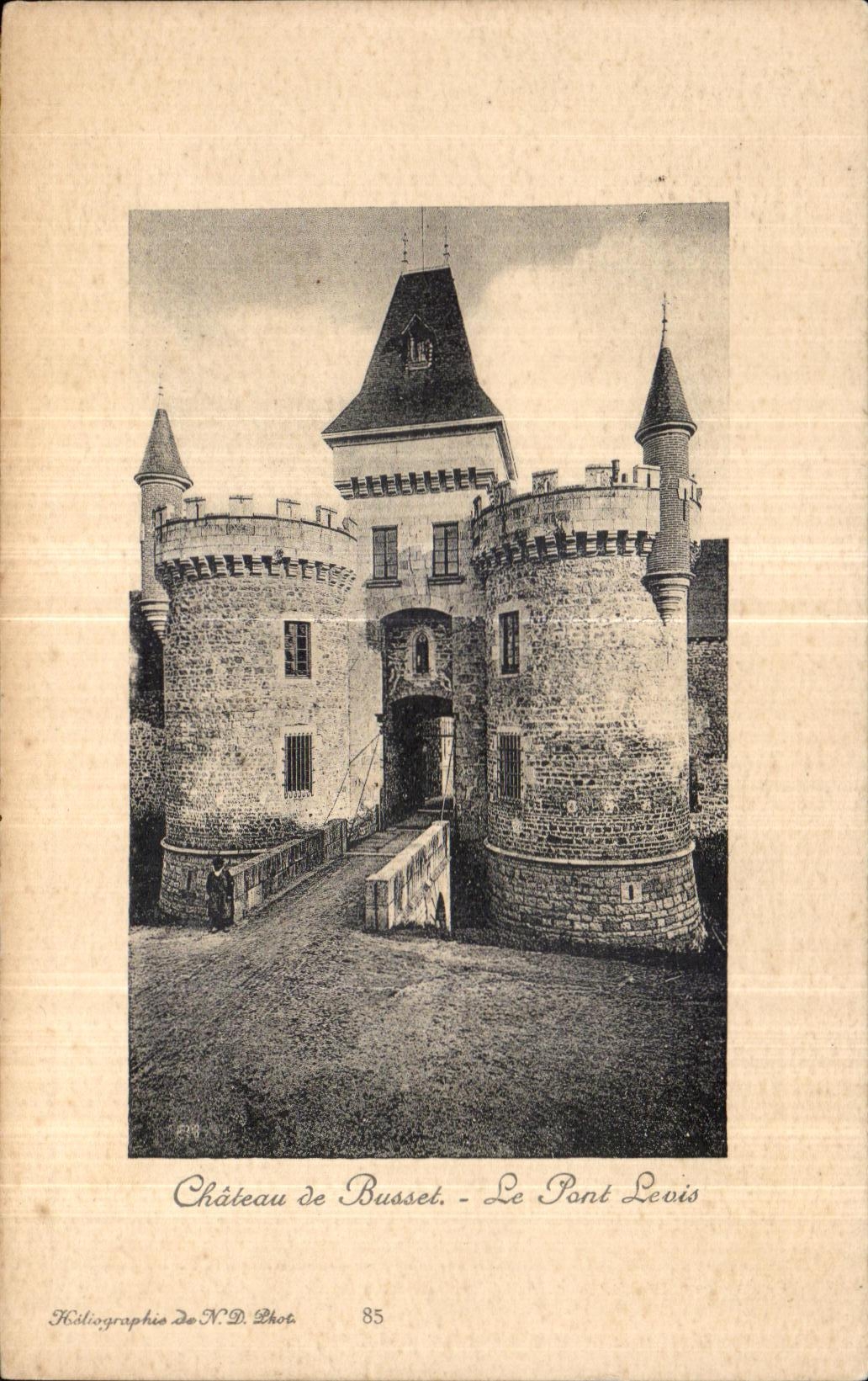 CPA Chateau de Busset le Pont Levis