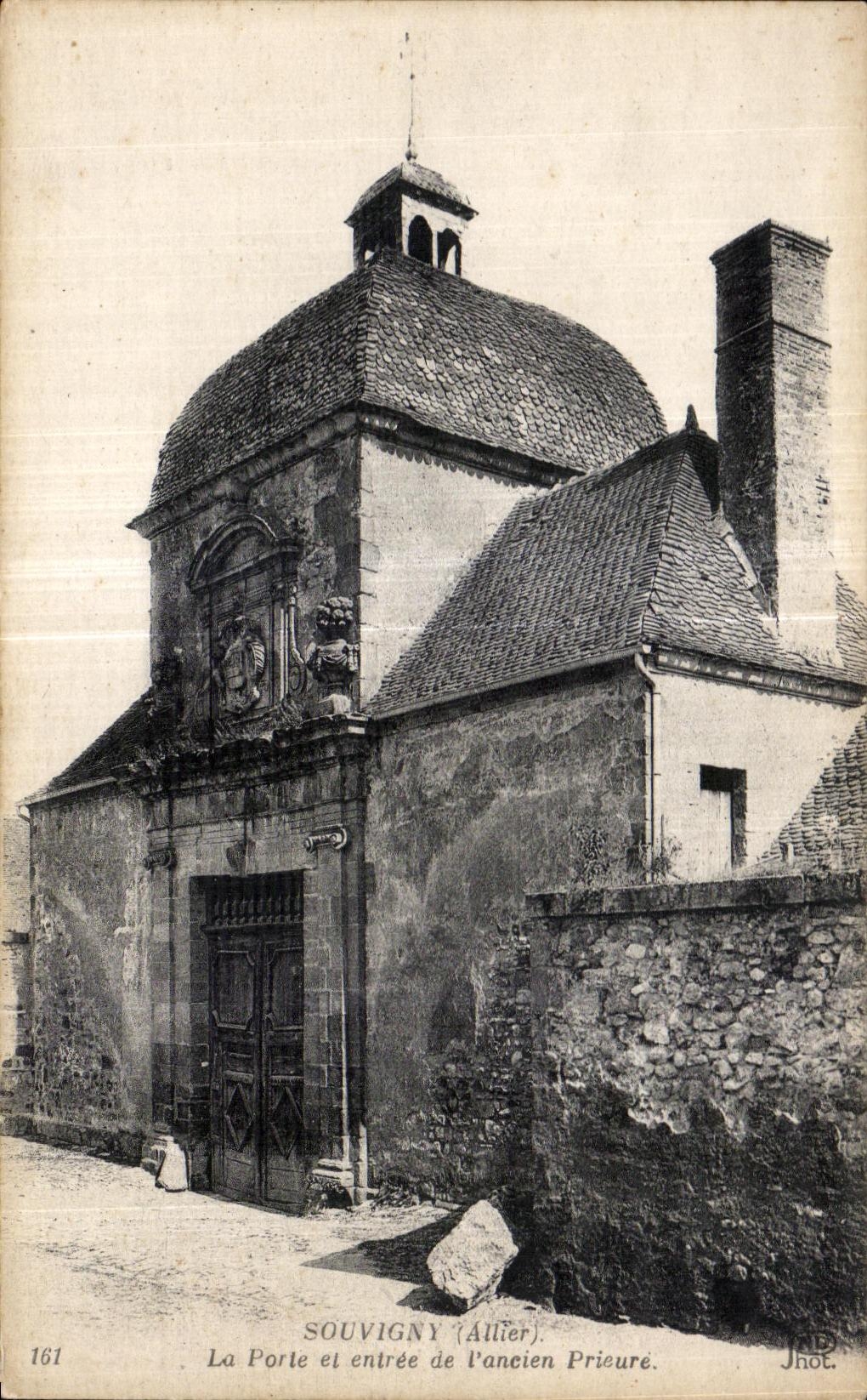 CPA Souvigny La Porte et entree de I Ancien Prieure