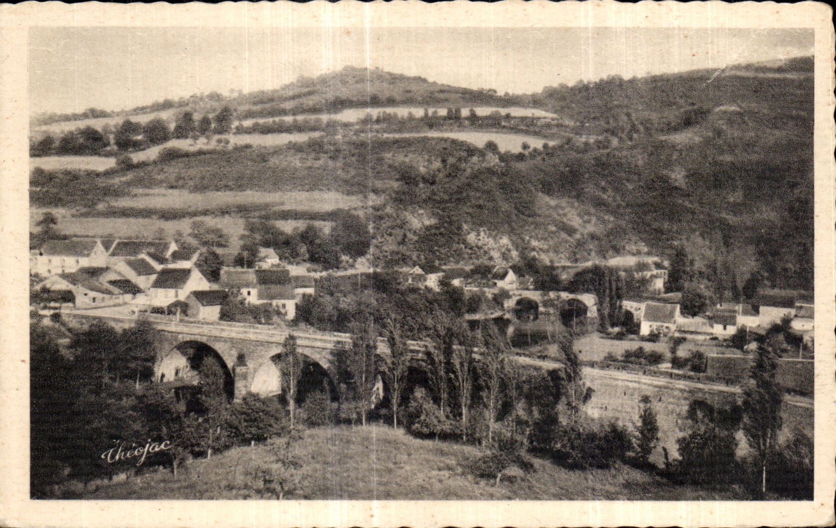 CPA Vallee De Chouvigny Les deux Ponts de Menat Celui qui est a I arriere