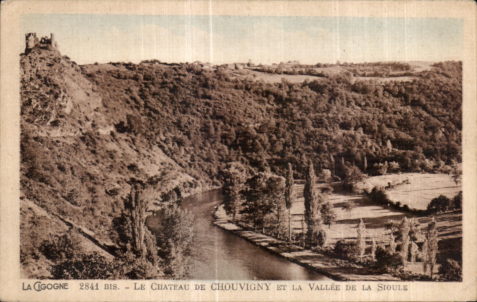 CPA Le Chateau de Chouvigny et la vallee de la Sioule