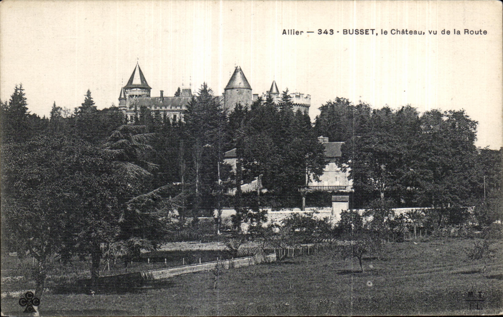 CPA Busset le chateau vu de la Route