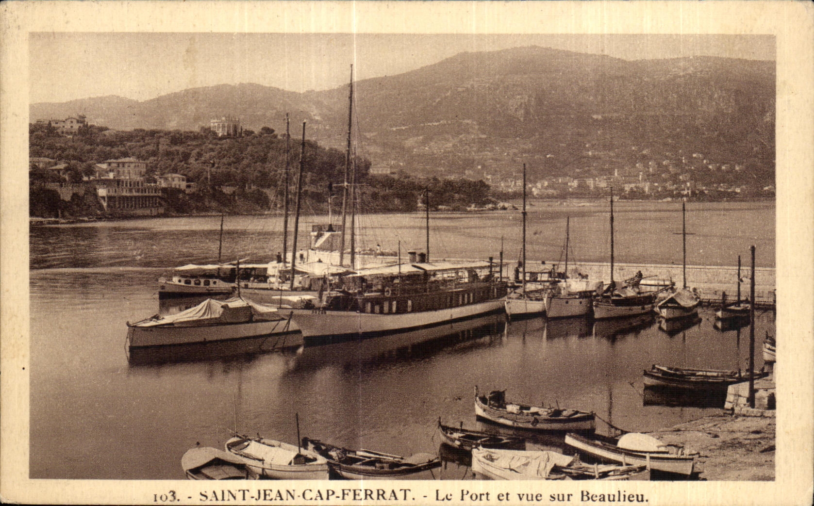 CPA Saint Jean Cap Ferrat Le Port et Vue sur Beaulieu Bateaux