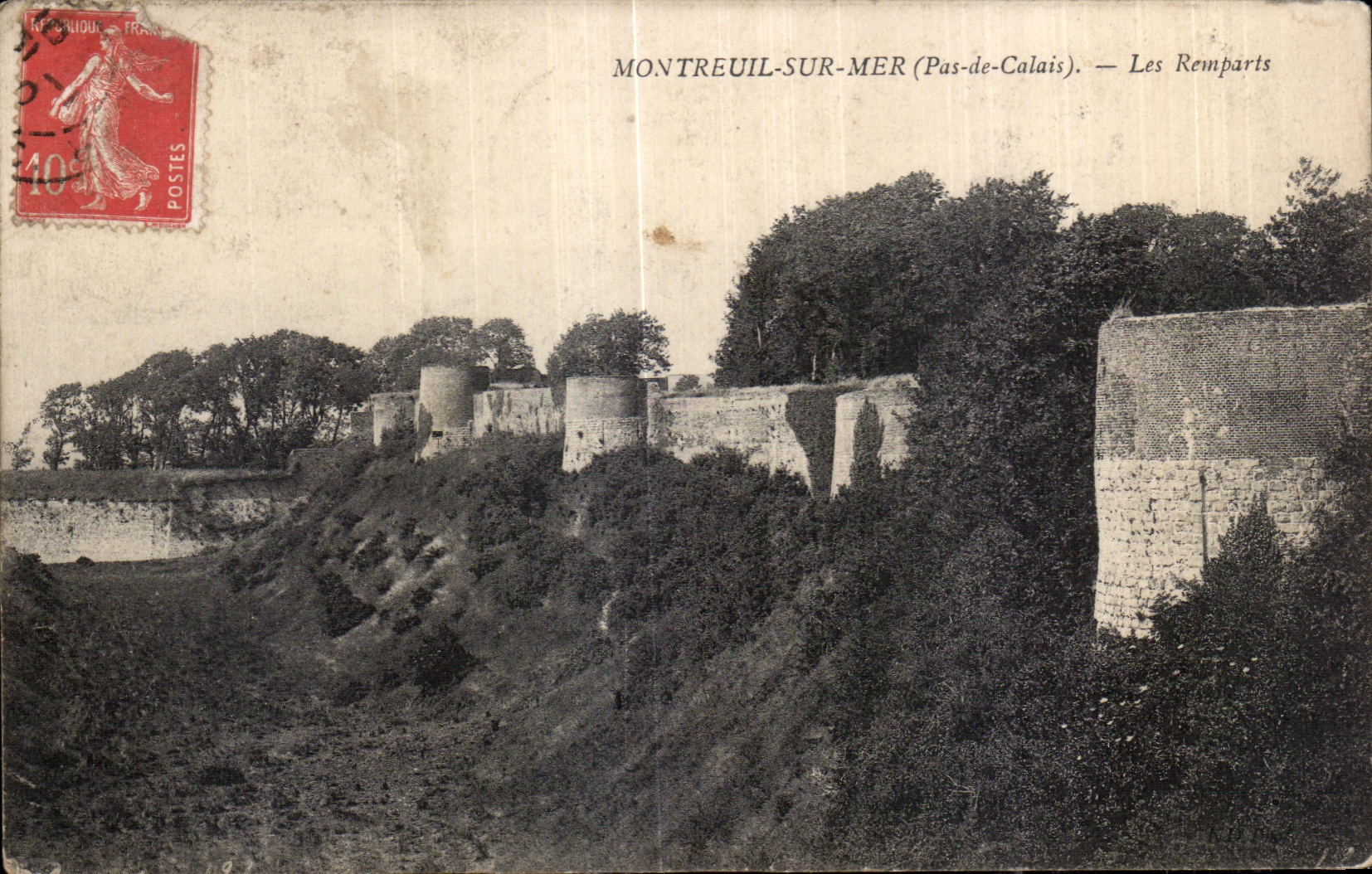 CPA Montreuil Sur Mer (Pas de Calais) Les Remparts