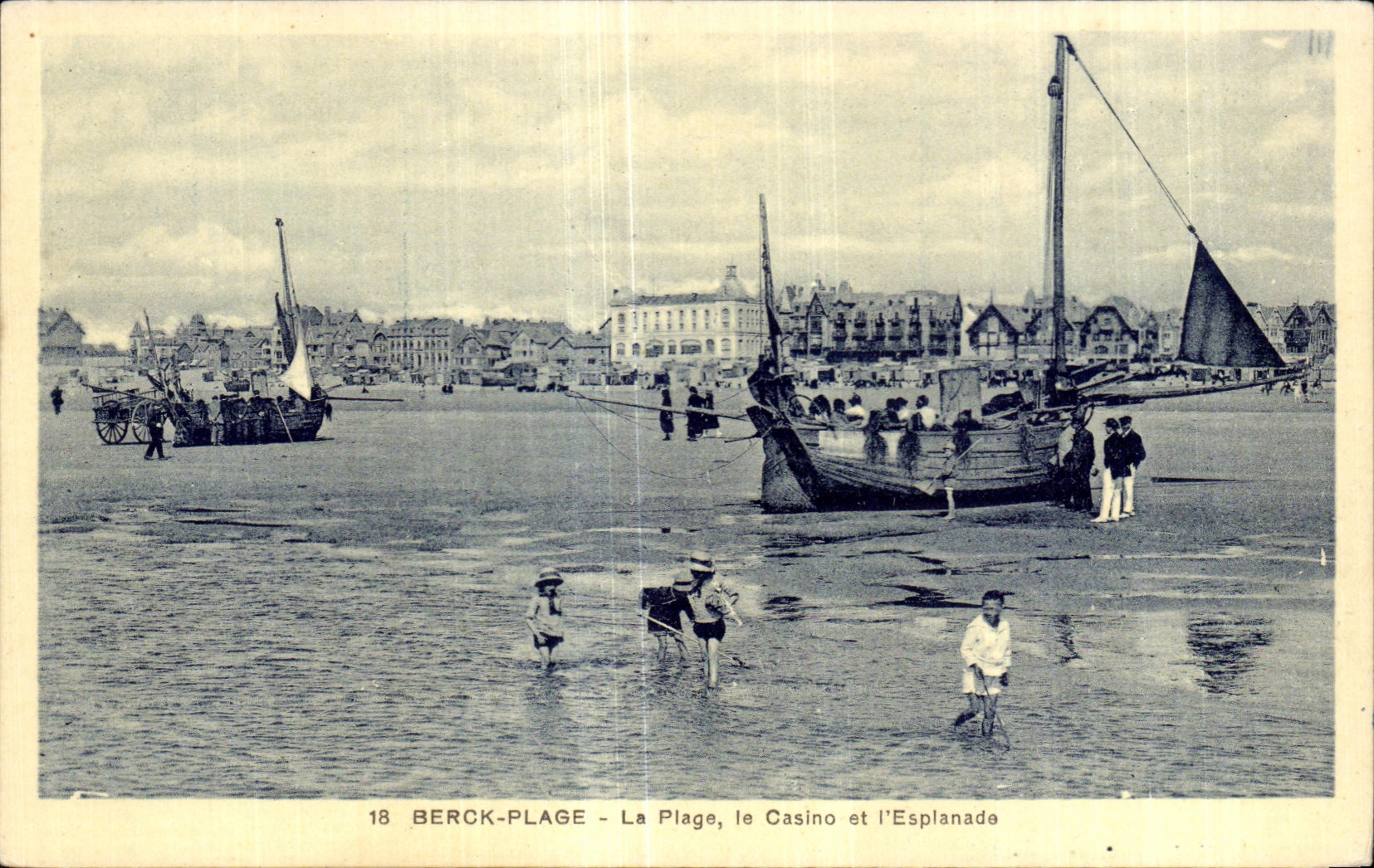 CPA Berck Plage La Plage la Casino et L Esplanade Bateau
