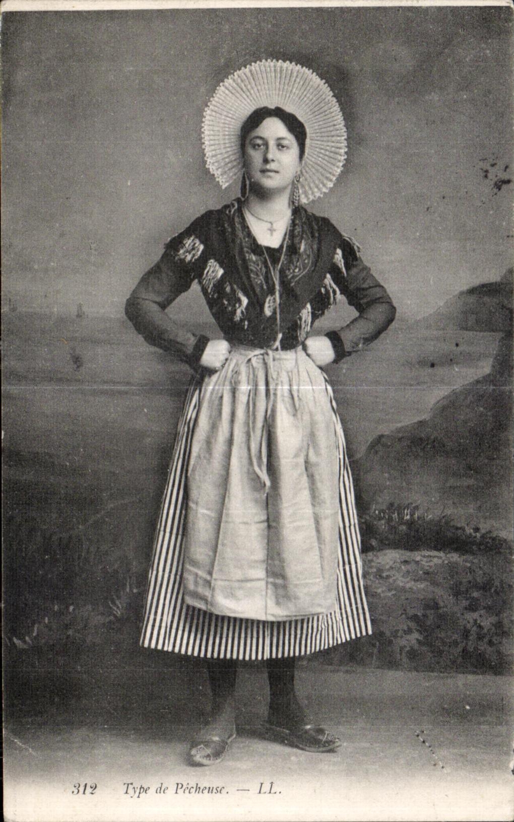 CPA Type de Pecheuse Folklore Costume peche Pas de Calais