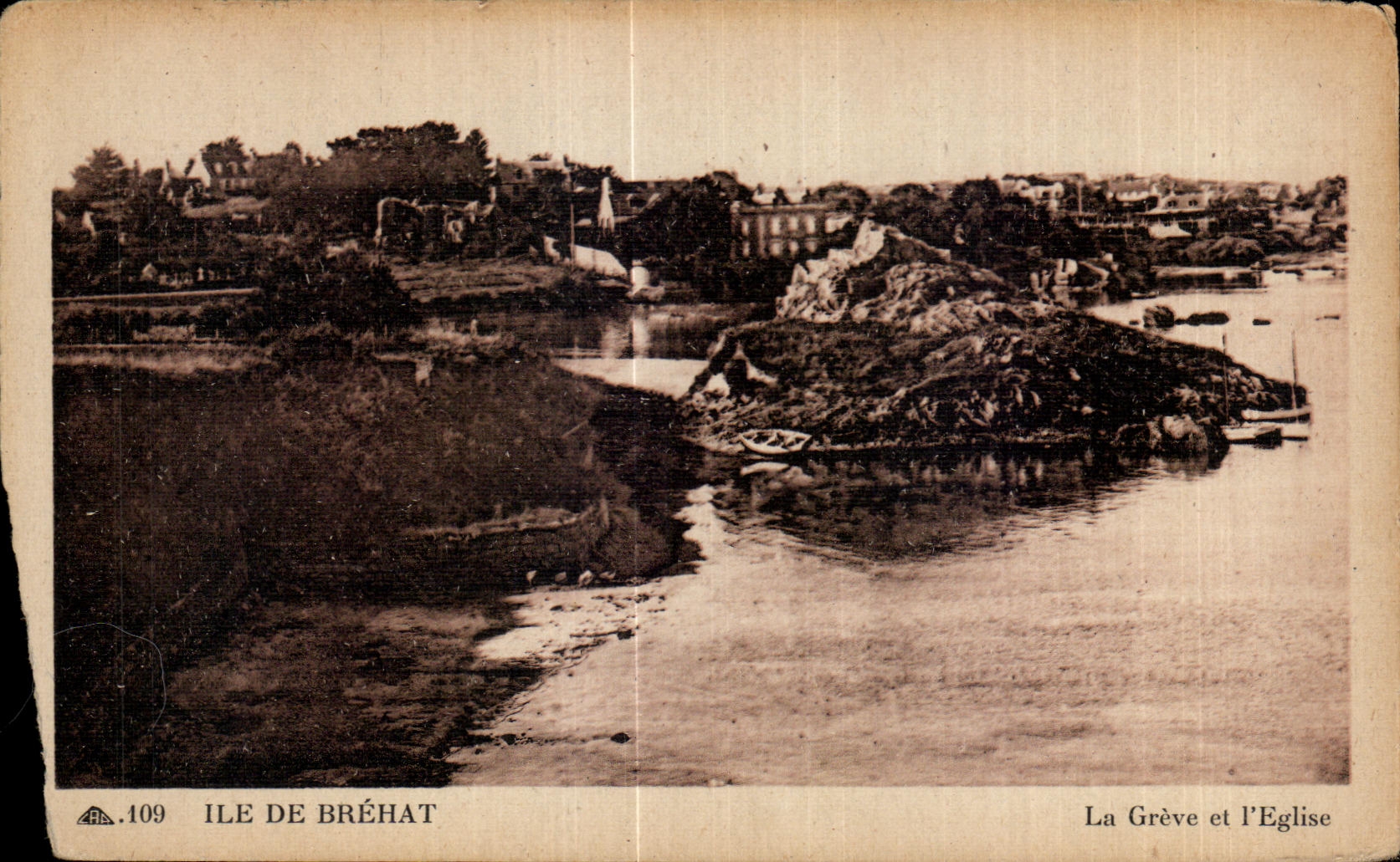 CPA Ile de Brehat La Greve et I Eglise
