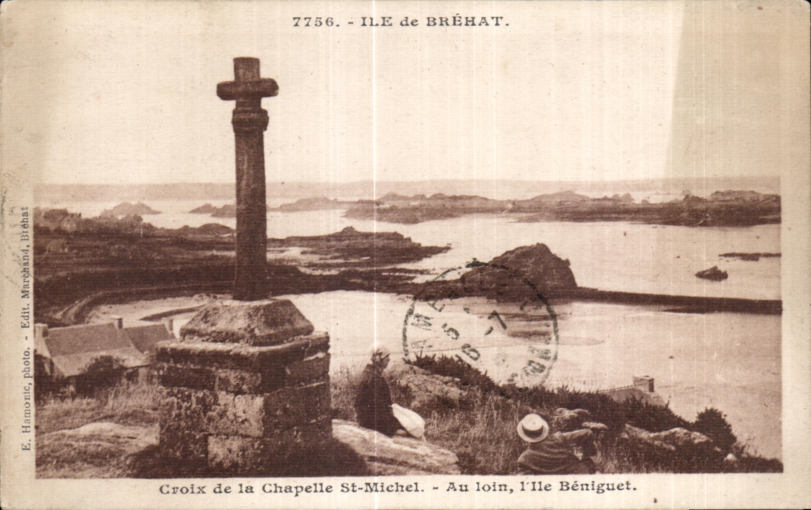 CPA Ile de Brehat Croix de la Chapelle St Michel Au loin l lle Beniguet