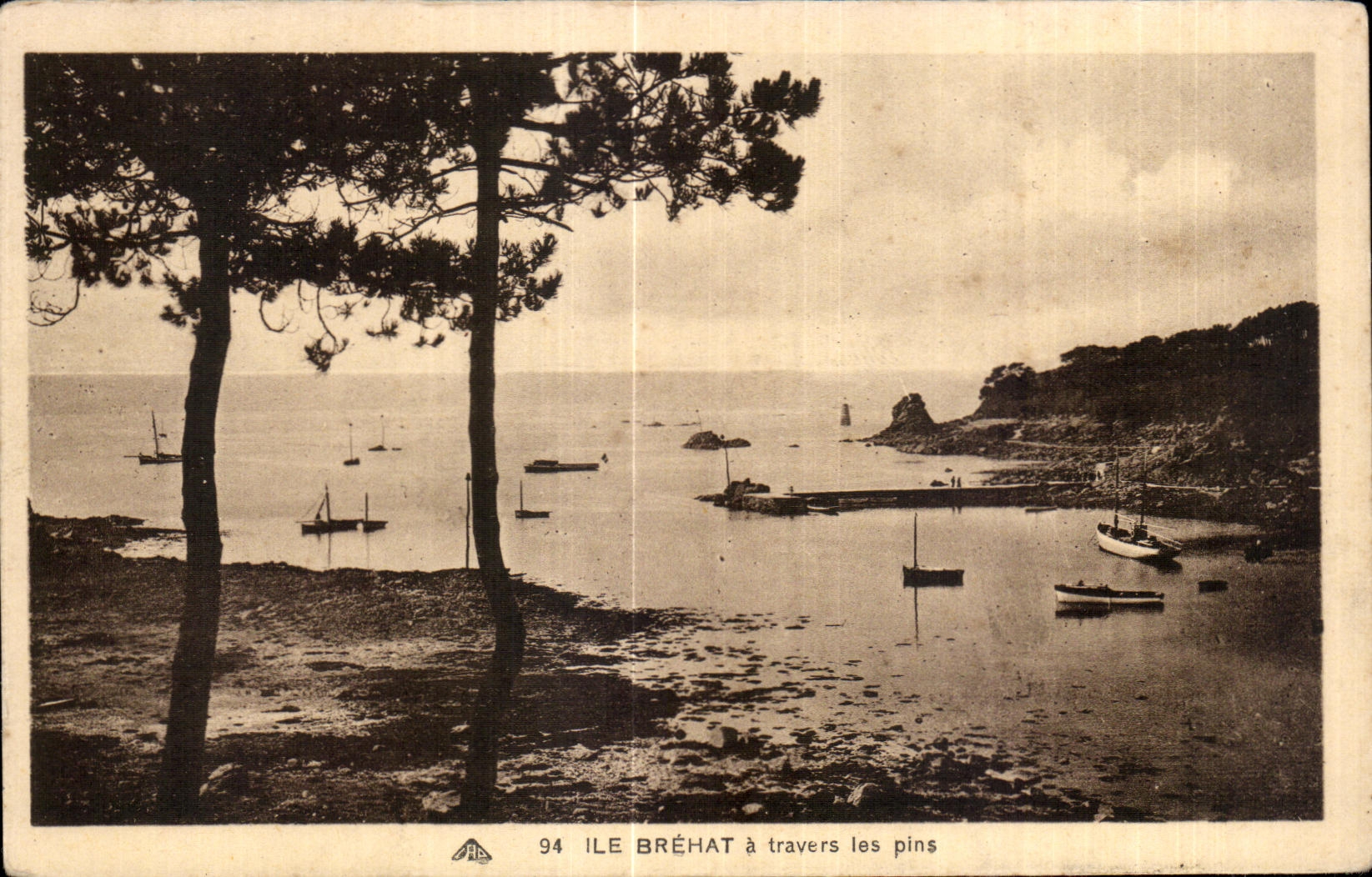 CPA Ile de Brehat a travers les pins