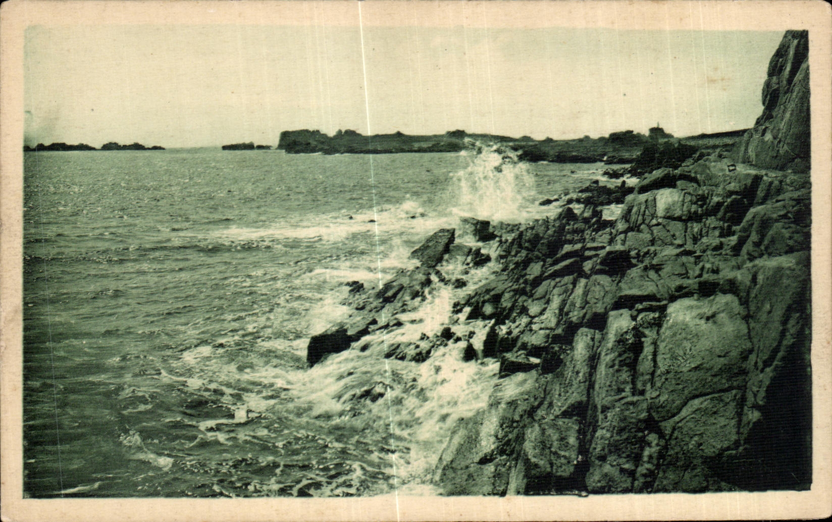CPA Ile de Brehat Les Brisants a la Pointe extreme de l Ile de Brehate au Nord sous le Phare du Paon