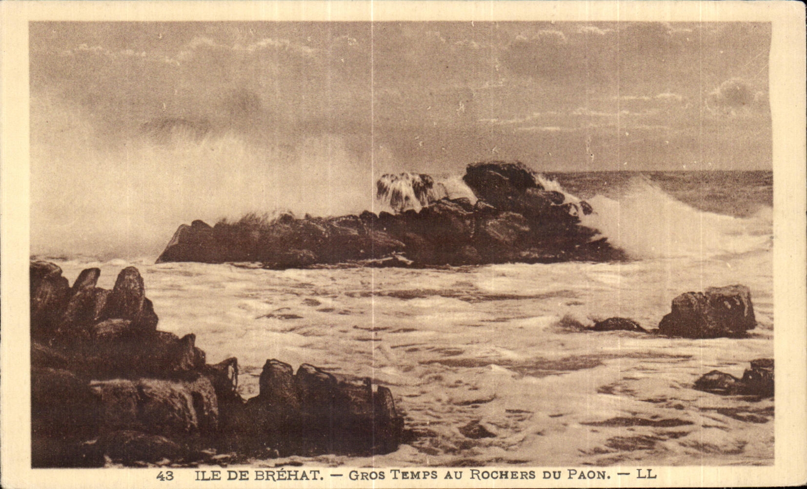 CPA Ile de Brehat Gros Temps Au Rochers Du Paon