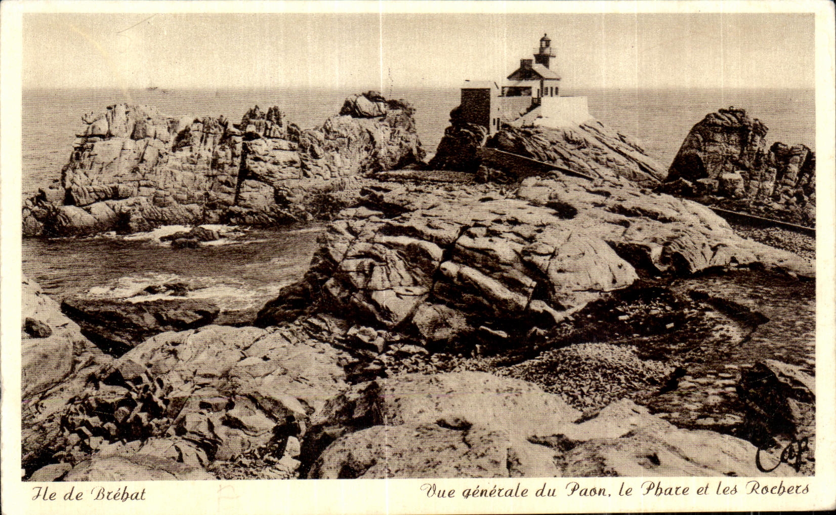 CPA Ile de Brebat Vue generale du Paon Le Phare et les Rochers