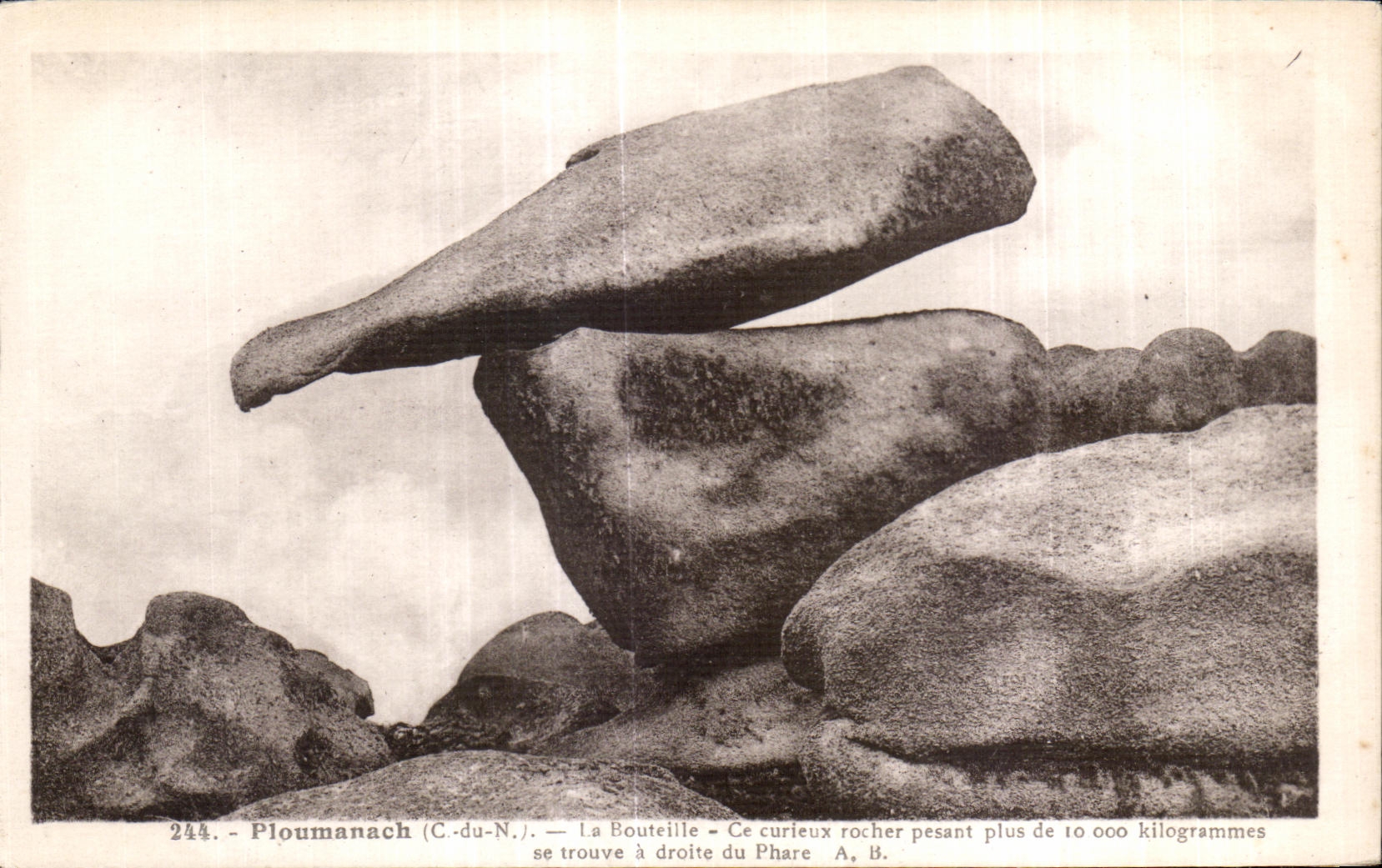 CPA Ploumanac h La Boutaille Ce curieux rocher pesant plus de 10000 Kilogrammes se trouve a droite du Phare