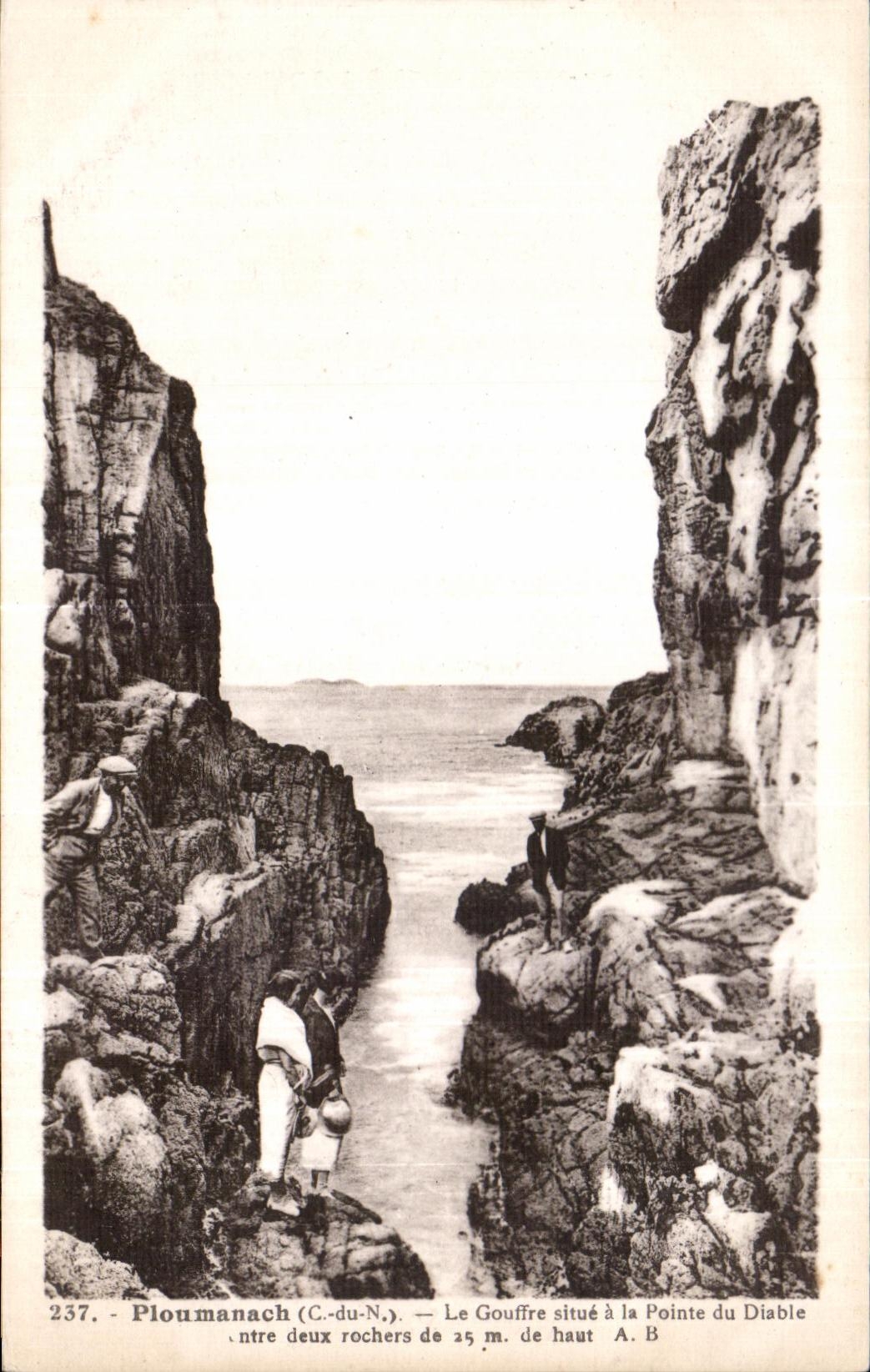 CPA Ploumanac h Le Gouffre situe a la Pointe du Diable ntre deux rochers de 25 m de haut