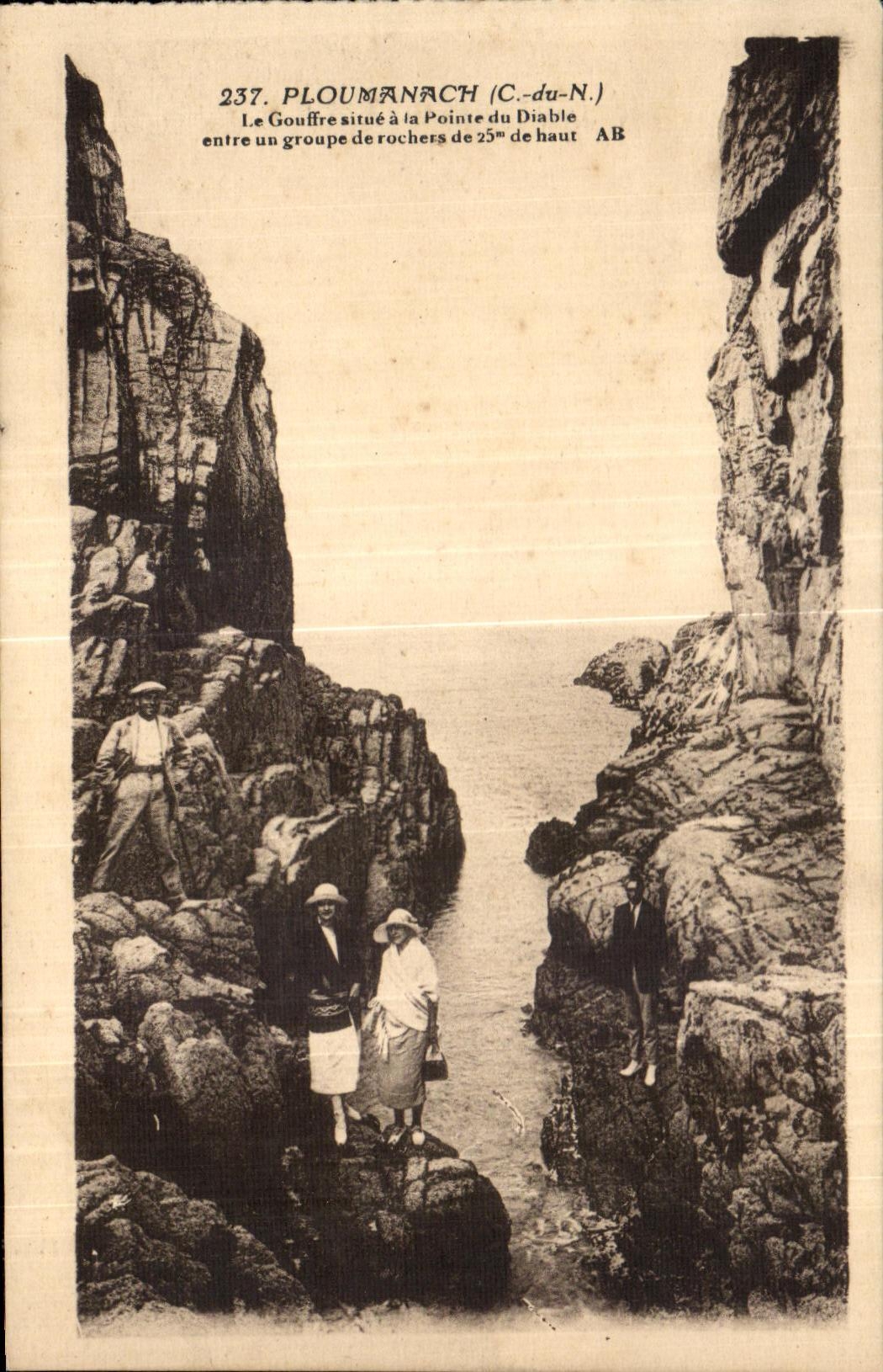CPA Ploumanac h Le Gouffre situe a la Pointe du Diable entre un groupe de rochers de 25 m de haut