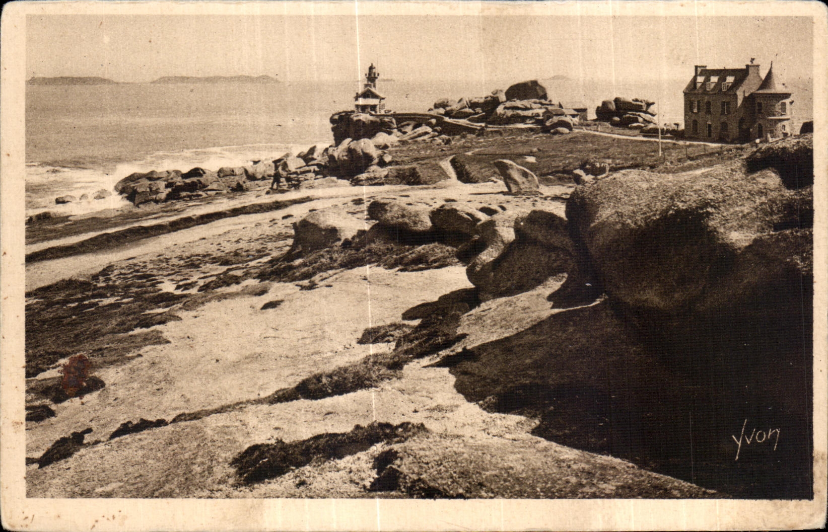 CPA Cote De Granit Ploumanac h Le Phare bati sur un massif de roches